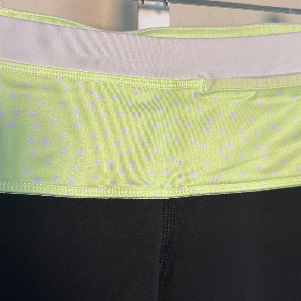 LULULEMON TRAING KNEE LENGTH WOMENS LEGGING Sz 4 - Picture 3 of 8
